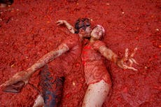 Miles de personas se lanzan toneladas de tomates en la "Tomatina" en España