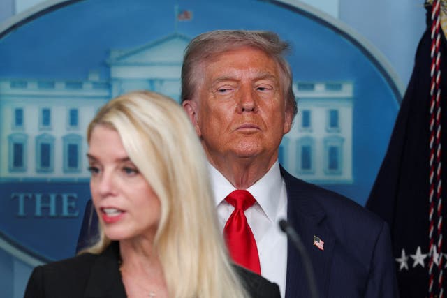 <p>Donald Trump ordenó el sábado a Pam Bondi iniciar procesos penales contra Adam Schiff y otros demócratas</p>