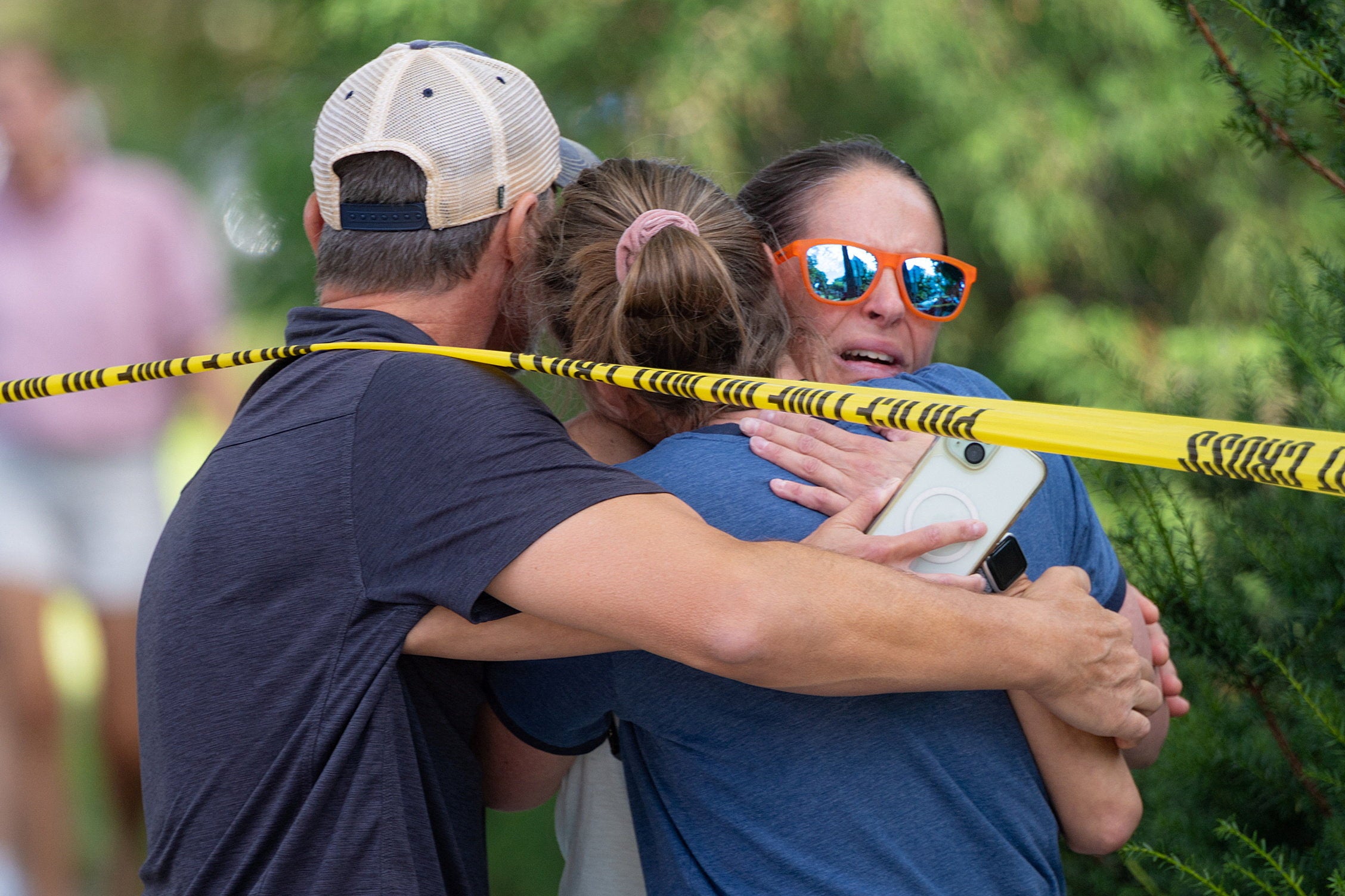 Un hombre armado abrió fuego contra una iglesia en Minneapolis, dejó dos niños muertos y 17 personas heridas tras disparar “docenas” de veces