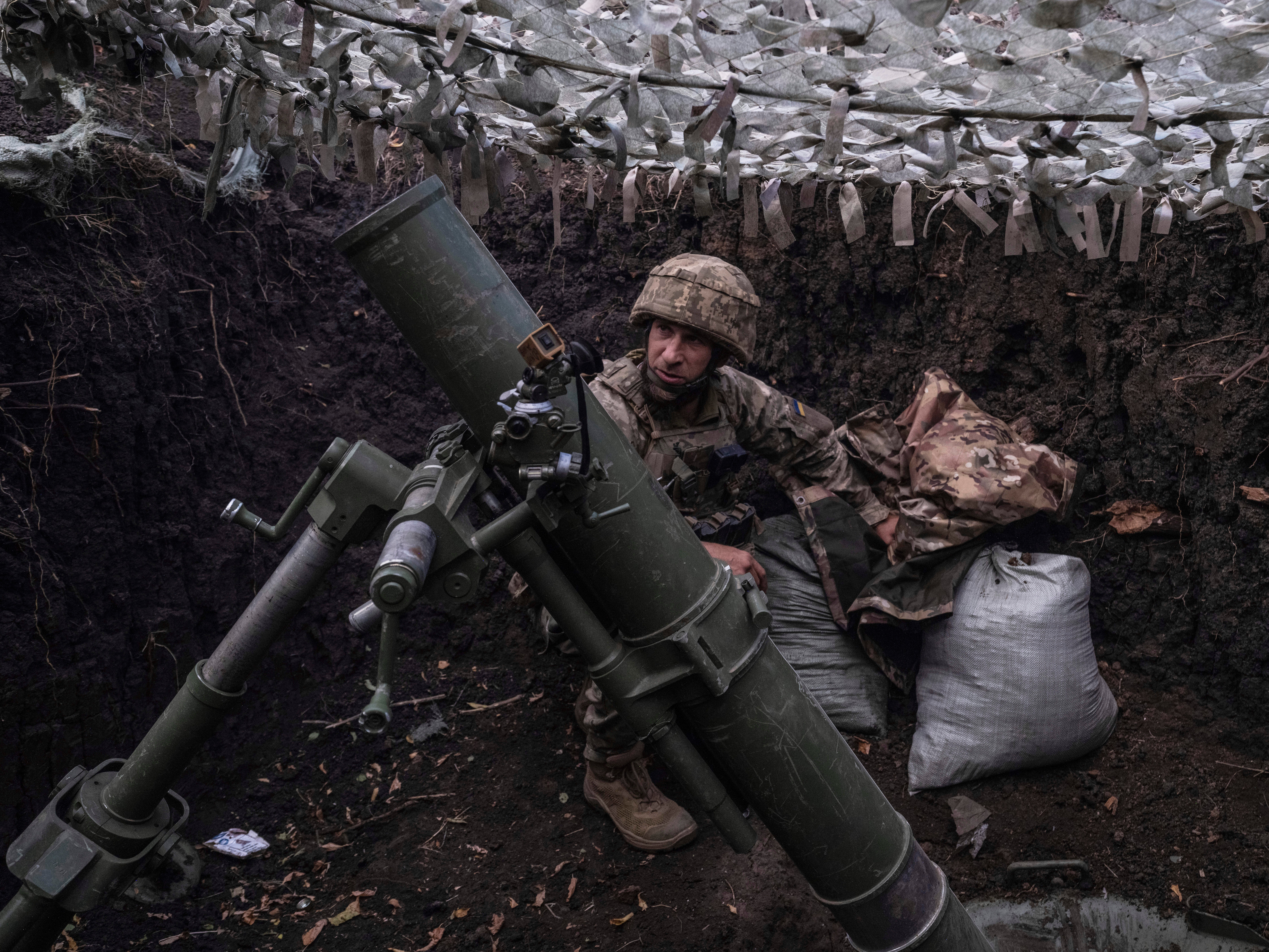 En esta foto proporcionada por el servicio de prensa de la 93ª Brigada Mecanizada Separada Kholodnyi Yar de Ucrania, un soldado dispara un mortero hacia las posiciones de las tropas rusas cerca de Kostyantynivka en la región de Donetsk, Ucrania, el martes 26 de agosto de 2025