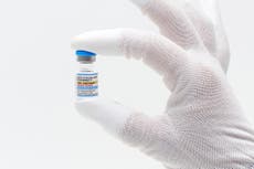FDA aprueba vacuna actualizada contra COVID-19, pero limita acceso para algunos niños y adultos