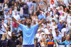 Djokovic pierde primer set ante un clasificado pero avanza en el US Open