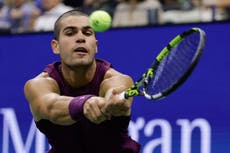 Con su corte de pelo accidental, Carlos Alcaraz gana sin despeinarse en el US Open