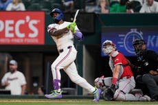 Rangers consiguen 3 jonrones de 3 carreras y trituran 20-3 a Angelinos