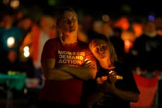 Cientos recuerdan a dos niños asesinados y 17 heridos en tiroteo en escuela católica de Minneapolis