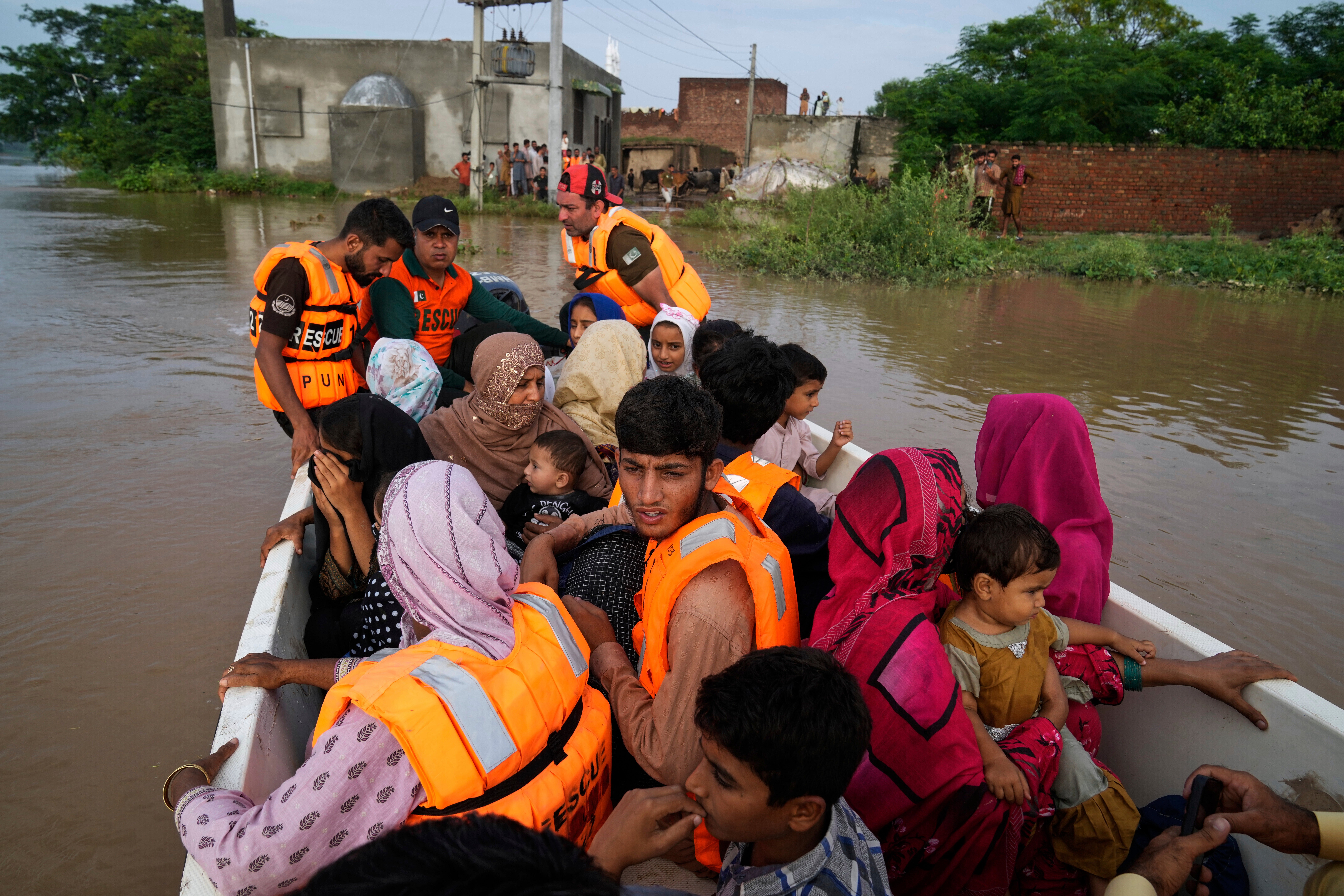 Inundaciones dejan 1,2 millones de afectados y 250.000 desplazados en este de Pakistán
