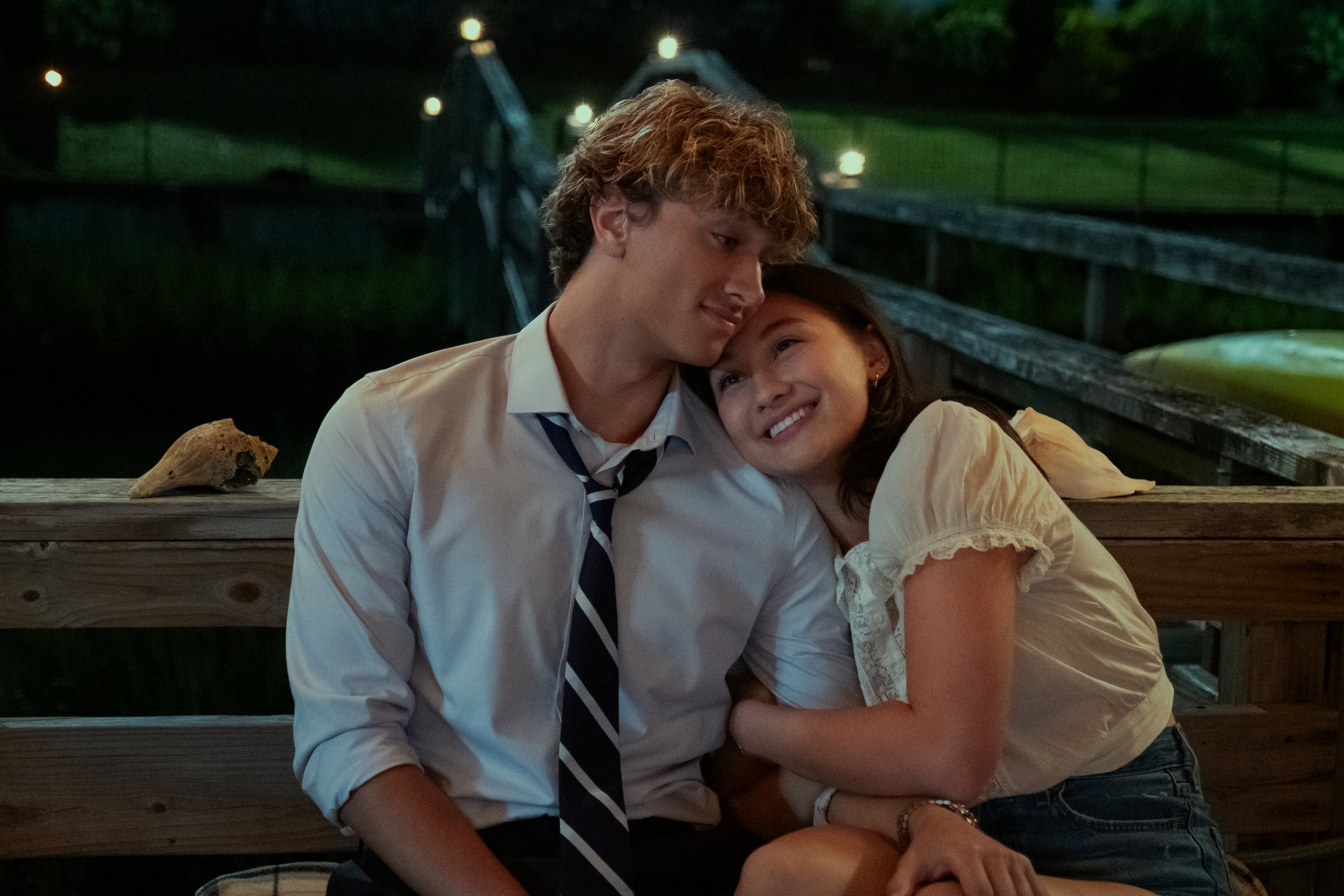 Gavin Casalegno como Jeremiah y Lola Tung como Belly en 'El verano en que me enamoré'