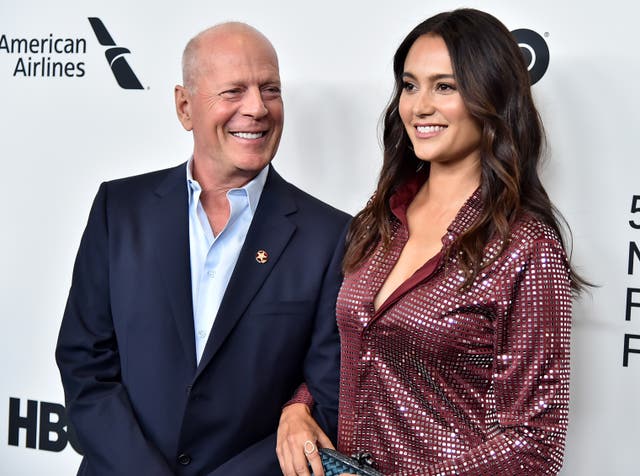 <p>El actor Bruce Willis y su esposa Emma Heming Willis son vistos en Nueva York en octubre de 2019. Esta semana, su esposa anunció que la familia había tomado la difícil decisión de trasladarlo fuera de su casa a medida que progresa su demencia frontotemporal.</p>