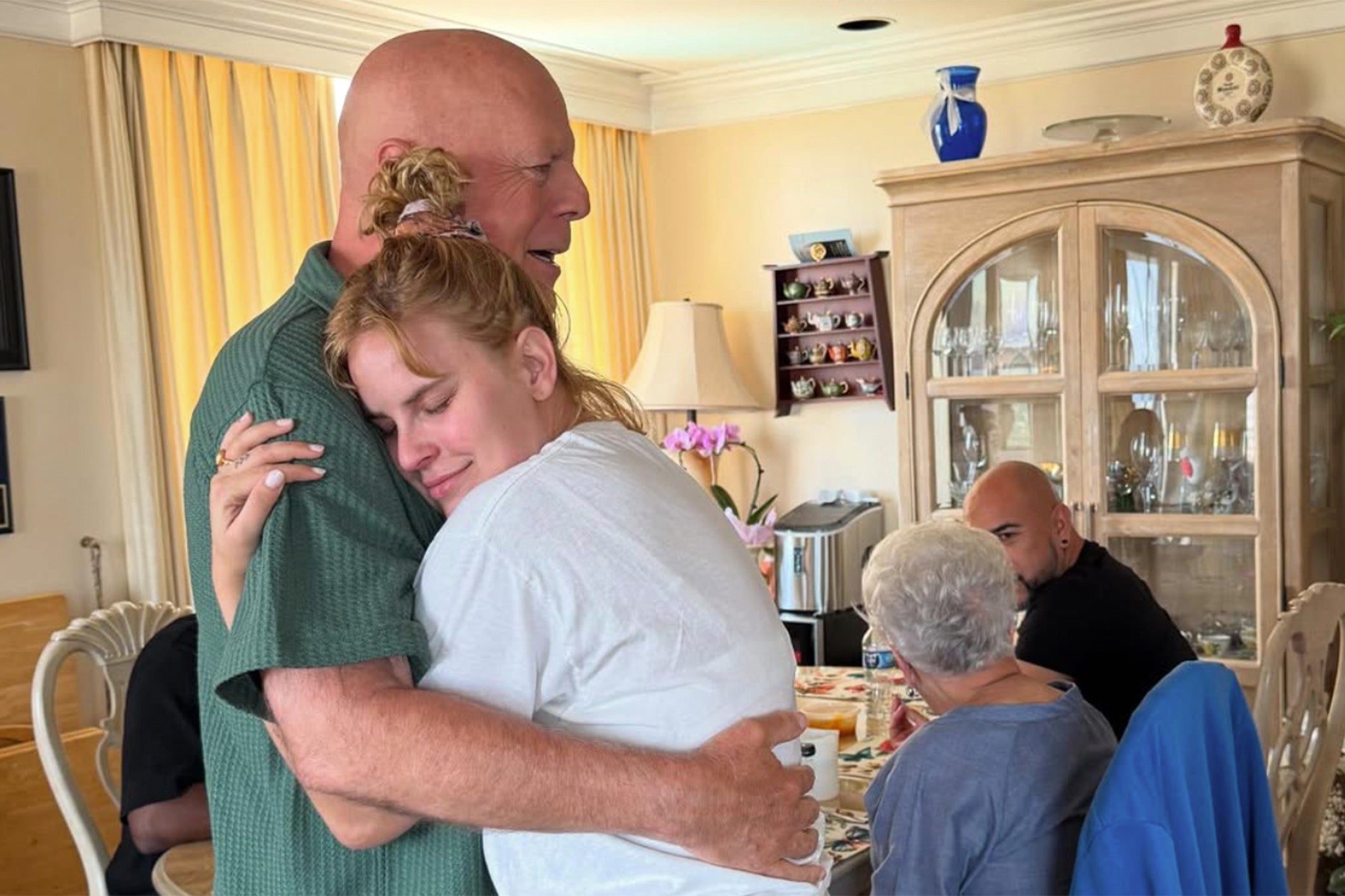 Bruce Willis abraza a una de las hijas que comparte con la actriz Demi Moore, Tallulah Willis, en esta foto publicada en las redes sociales el 22 de junio de 2025. La estrella tiene cinco hijas