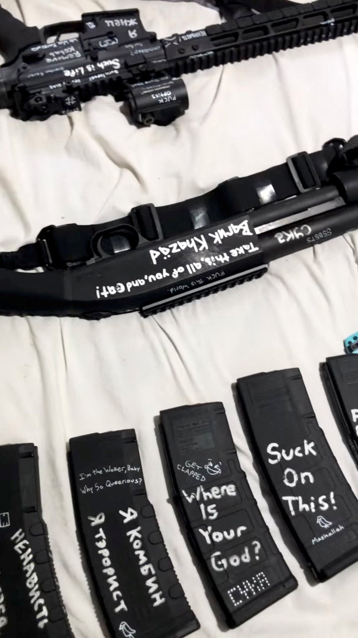 En un video publicado en YouTube poco después del tiroteo —y ya retirado de la plataforma— se mostraba a Robin Westman con una amplia colección de armas, entre ellas un rifle, una pistola y varios cartuchos de munición