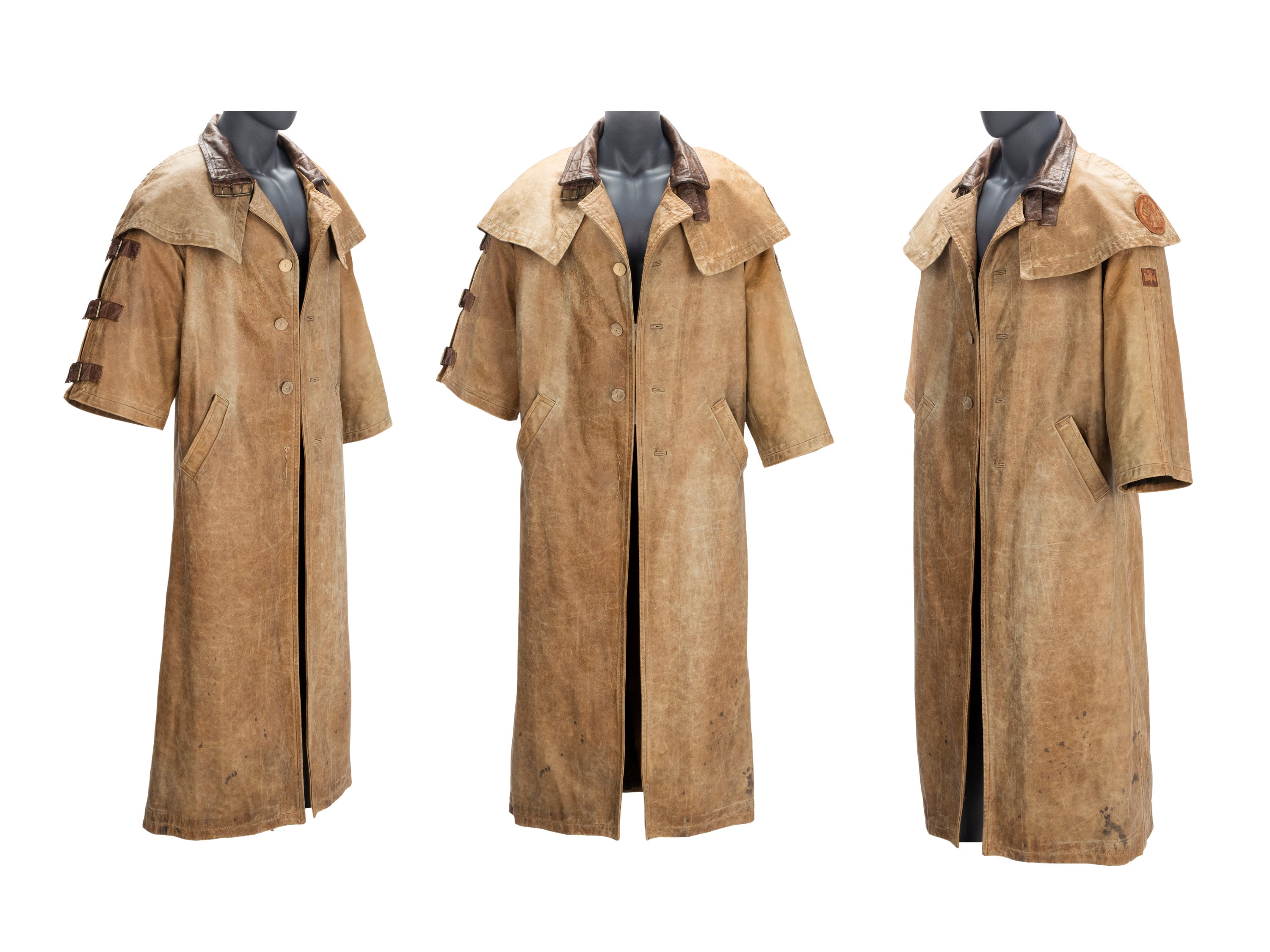 Los artículos destacados de la subasta de Bleak House de Guillermo del Toro