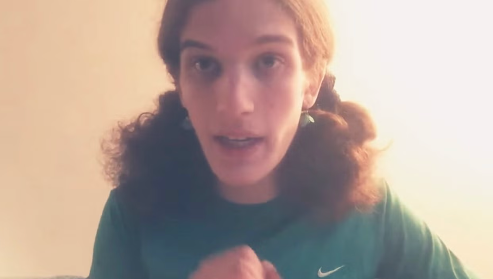 La sospechosa Robin Westman, en la imagen tomada de un video publicado en YouTube, fue hallada muerta por un disparo autoinfligido tras matar a dos niños y herir a otras 17 personas, según informó la policía