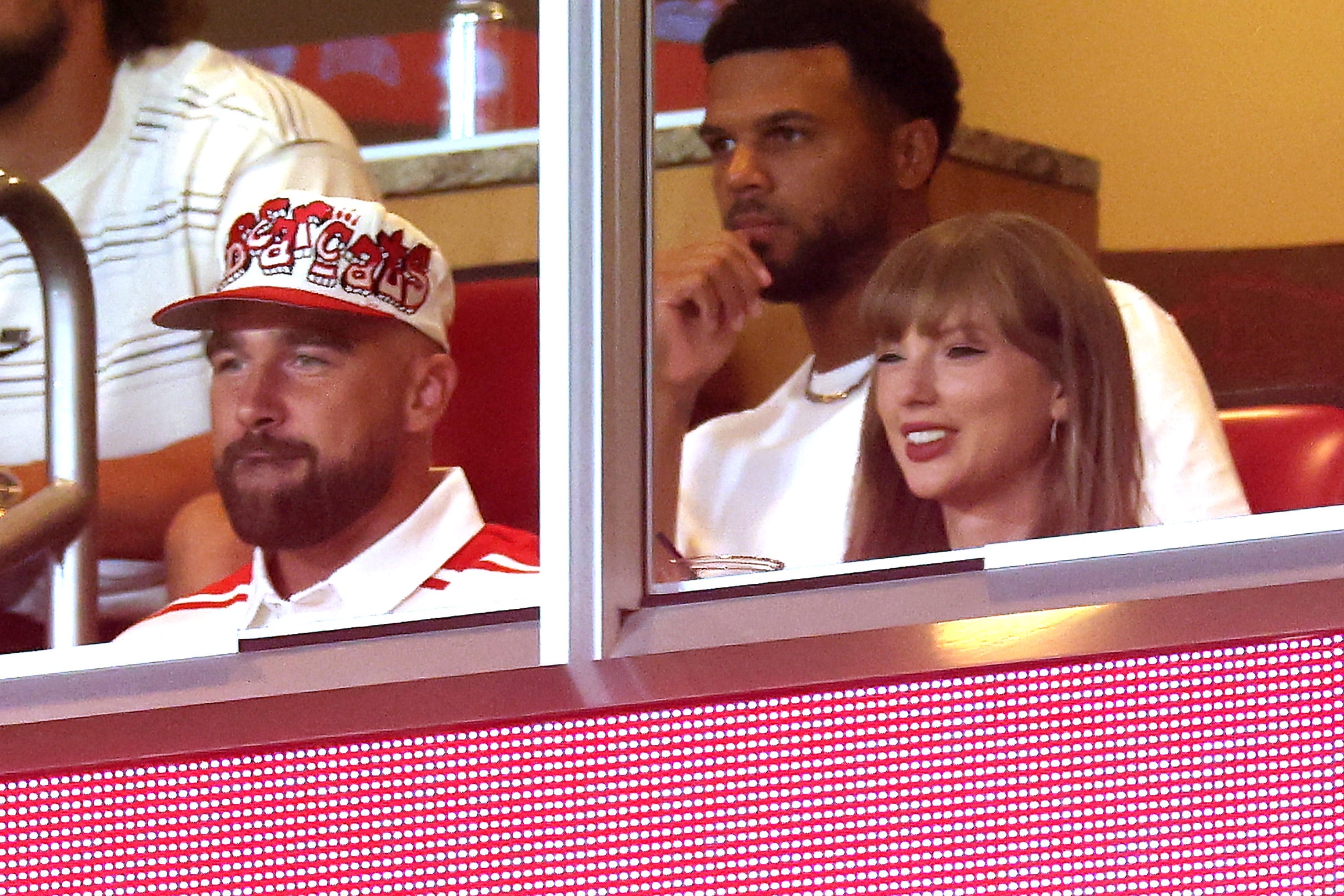 Travis Kelce, el nuevo prometido de Taylor Swift, y los Kansas City Chiefs se enfrentarán el viernes a Los Angeles Chargers en Sao Paulo, Brasil.