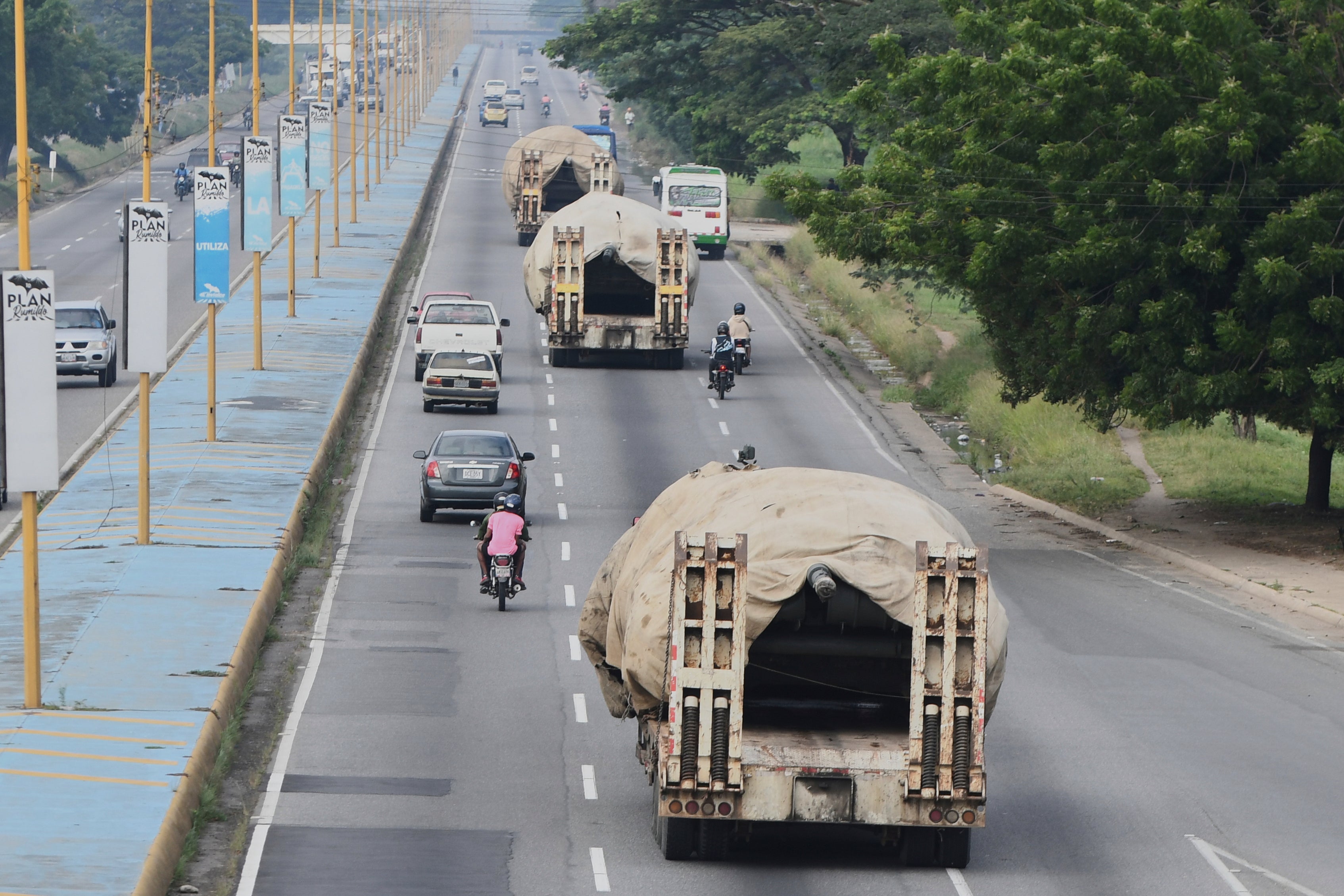 Camiones transportan tanques en Venezuela después de que el gobierno anunciara una movilización militar tras el despliegue de buques de guerra estadounidenses en la región