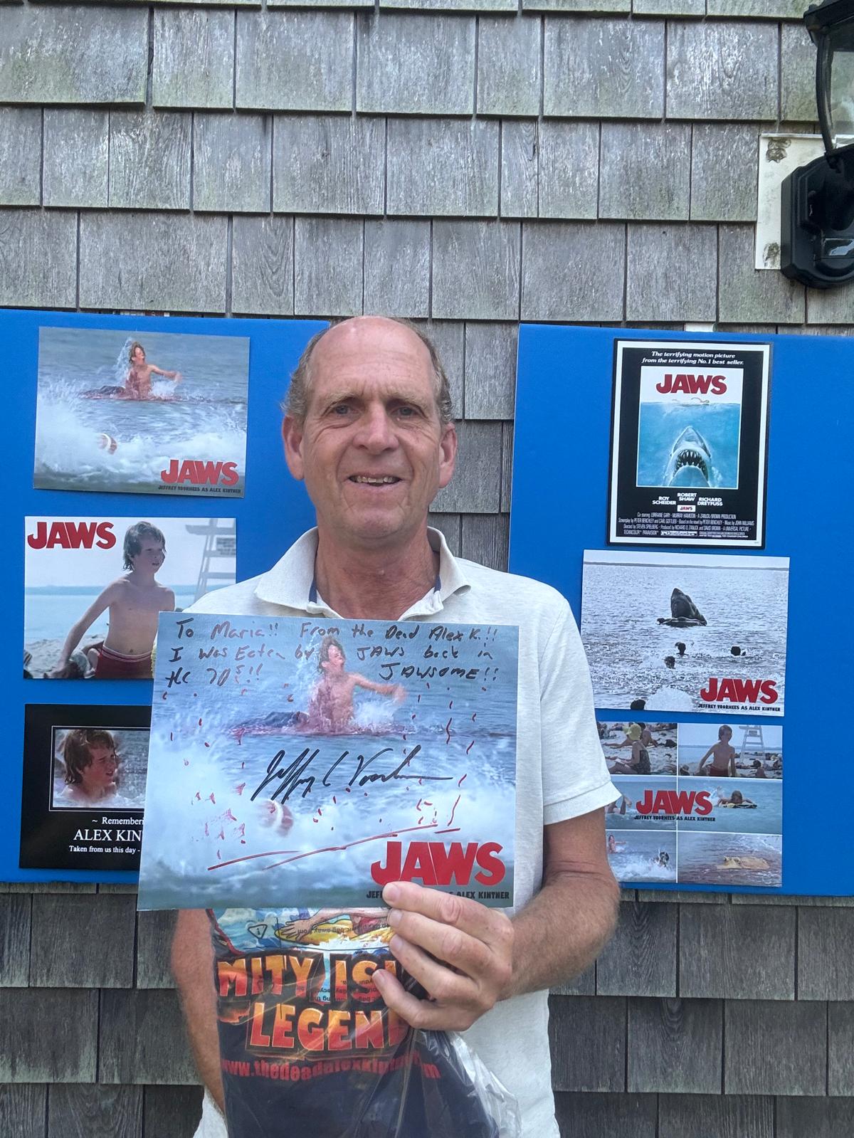 Jeffrey Voorhees con fotogramas firmados de su fugaz papel en la película