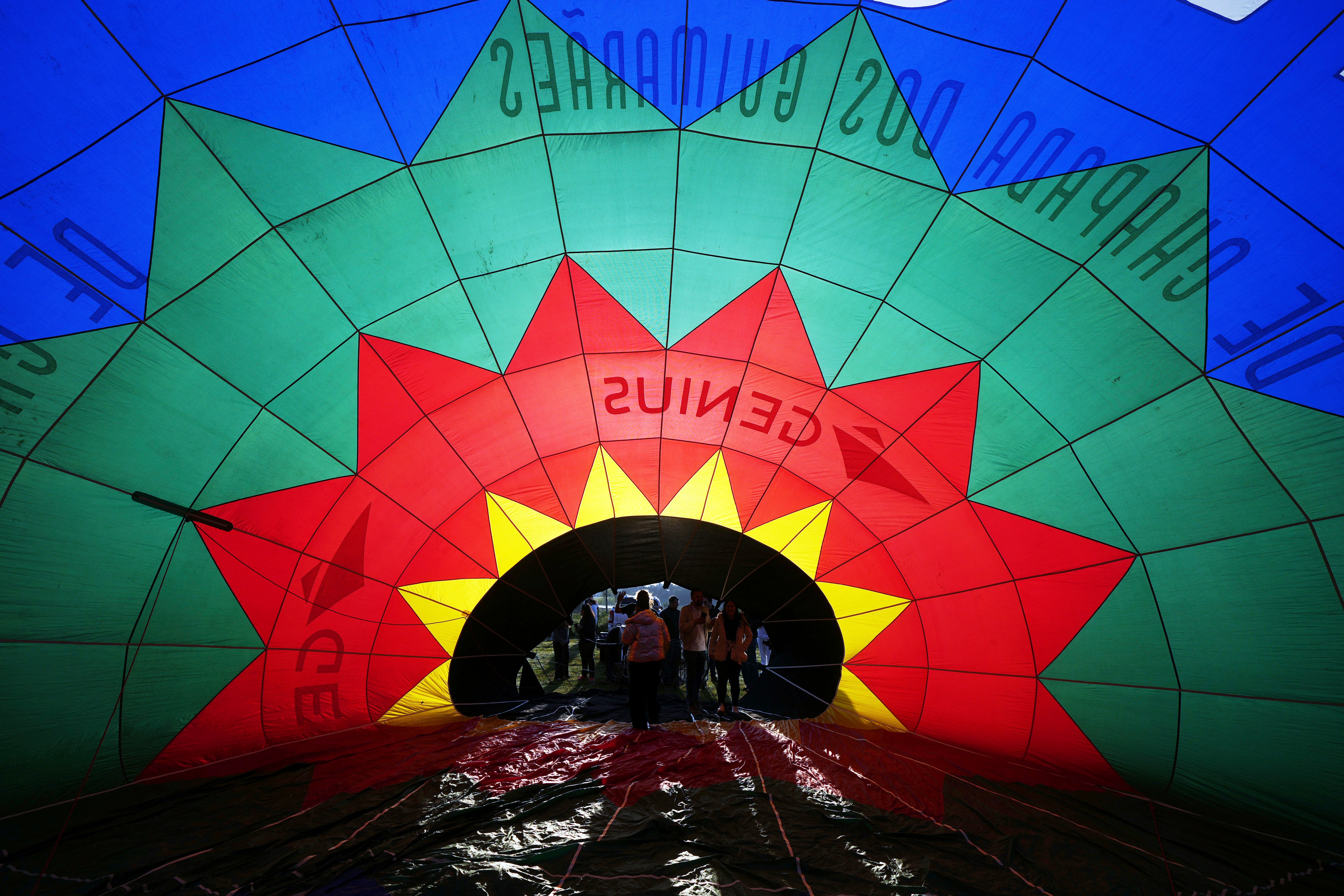 Un festival de globos aerostáticos tiñe con los colores del arcoíris los cielos de Paraguay