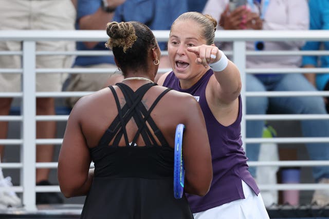<p>Jelena Ostapenko, de Letonia, discute con Taylor Townsend, de Estados Unidos</p>