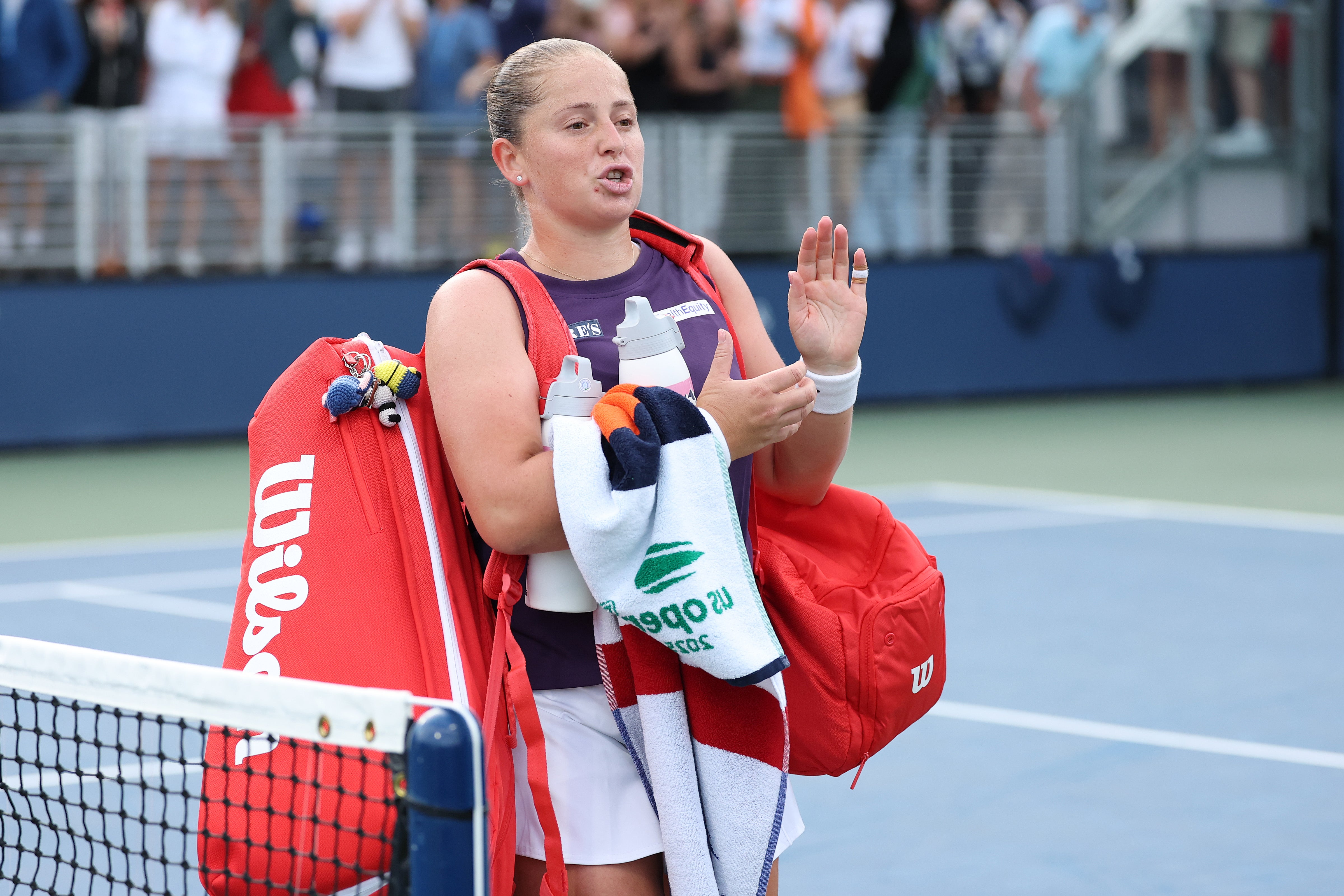 La letona Jelena Ostapenko deja la cancha tras caer ante la estadounidense Taylor Townsend