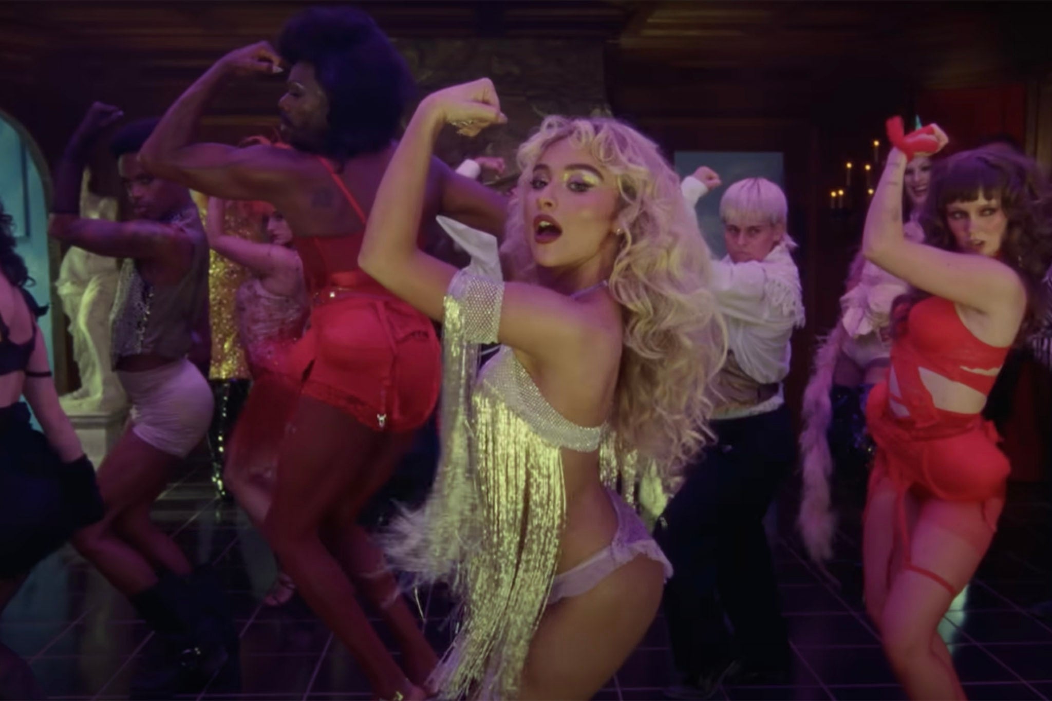 Sabrina Carpenter en el video de su nuevo single 'Taste'