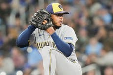 Freddy Peralta lanza 6 entradas en blanco y lidera las mayores con 16 triunfos