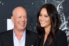 Emma Heming, esposa de Bruce Willis, dice que el actor no sabe que tiene demencia