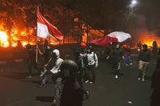Tres muertos tras incendio provocado por turba en un parlamento regional en Indonesia