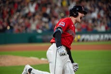 Jonrón de 2 carreras de Manzardo ayuda a Guardianes a superar 4-3 a Marineros