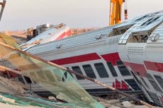 Tres muertos, 94 heridos, al descarrilarse tren en Egipto