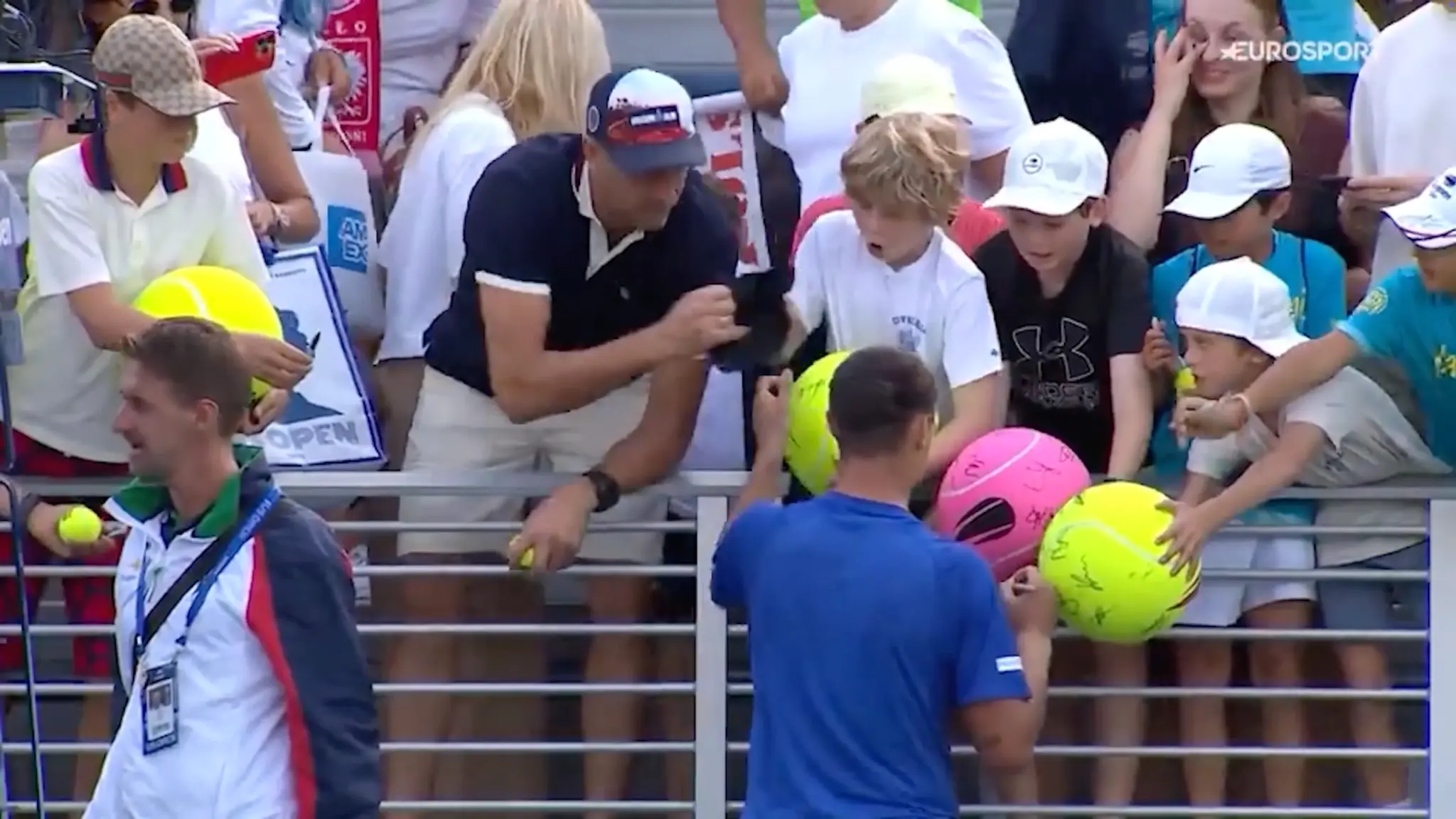 <p>Un hombre arrebata la gorra que Kamil Majchrzak iba a regalar a un niño en el US Open 2025</p>