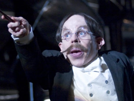 Warwick Davis volverá a interpretar al profesor Filius Flitwick en la nueva serie de Harry Potter