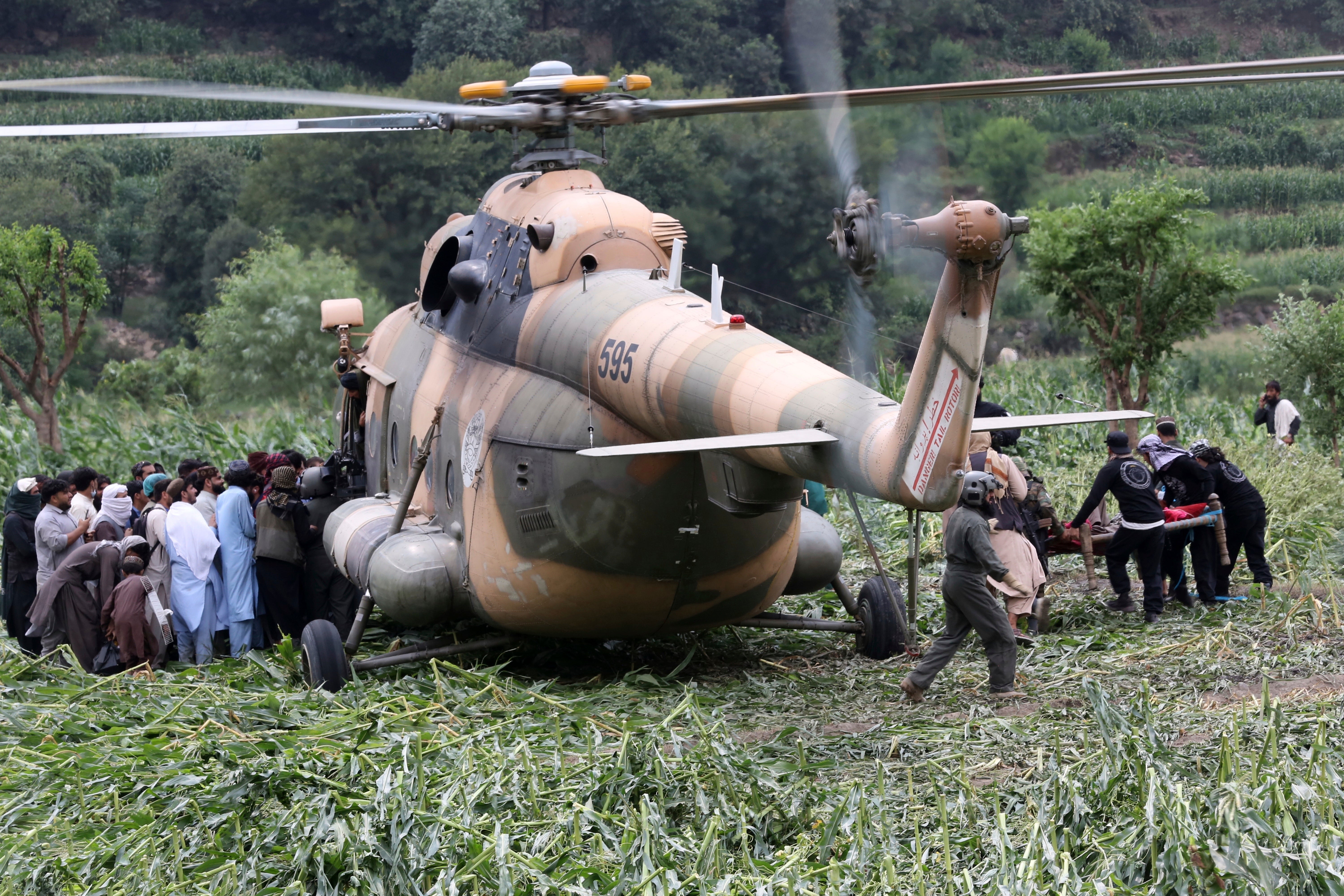 Un helicóptero militar traslada a víctimas heridas en Mazar Dara, en la provincia de Kunar