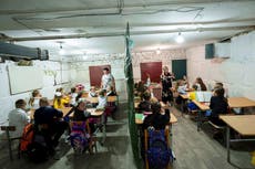 Niños de Ucrania inician el año escolar en aulas subterráneas para evitar las bombas rusas