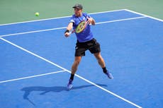 Hombre se disculpa por arrebatarle a un joven la gorra de Kamil Majchrzak durante el US Open