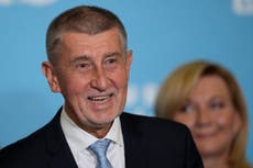 El exprimer ministro checo Babis es atacado en un mitin electoral