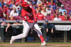 Marte conecta sencillo decisivo tras polémica jugada y Cincinnati vence 5-4 a Azulejos