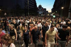 Miles de manifestantes antigubernamentales exigen elecciones anticipadas en Serbia