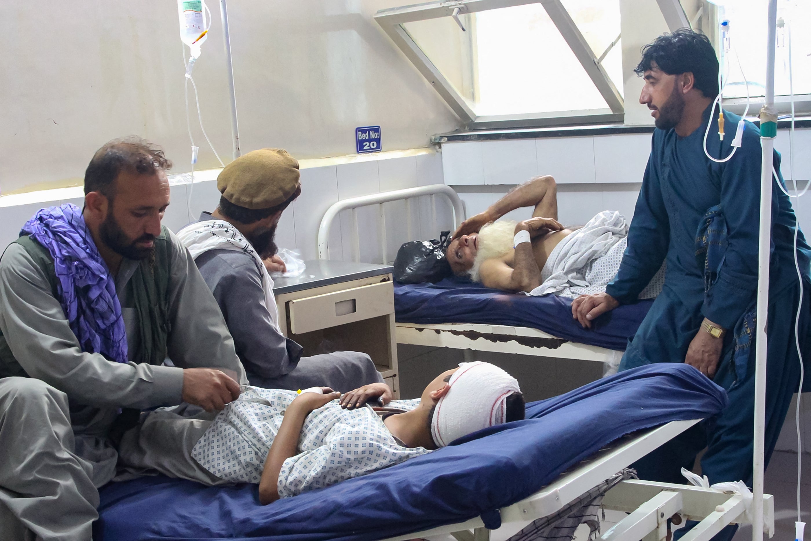 Afganos heridos reciben atención médica en un hospital de Jalalabad