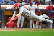 Marsh impulsa la carrera de la ventaja en la novena; Filis vencen 10-8 a los Cerveceros