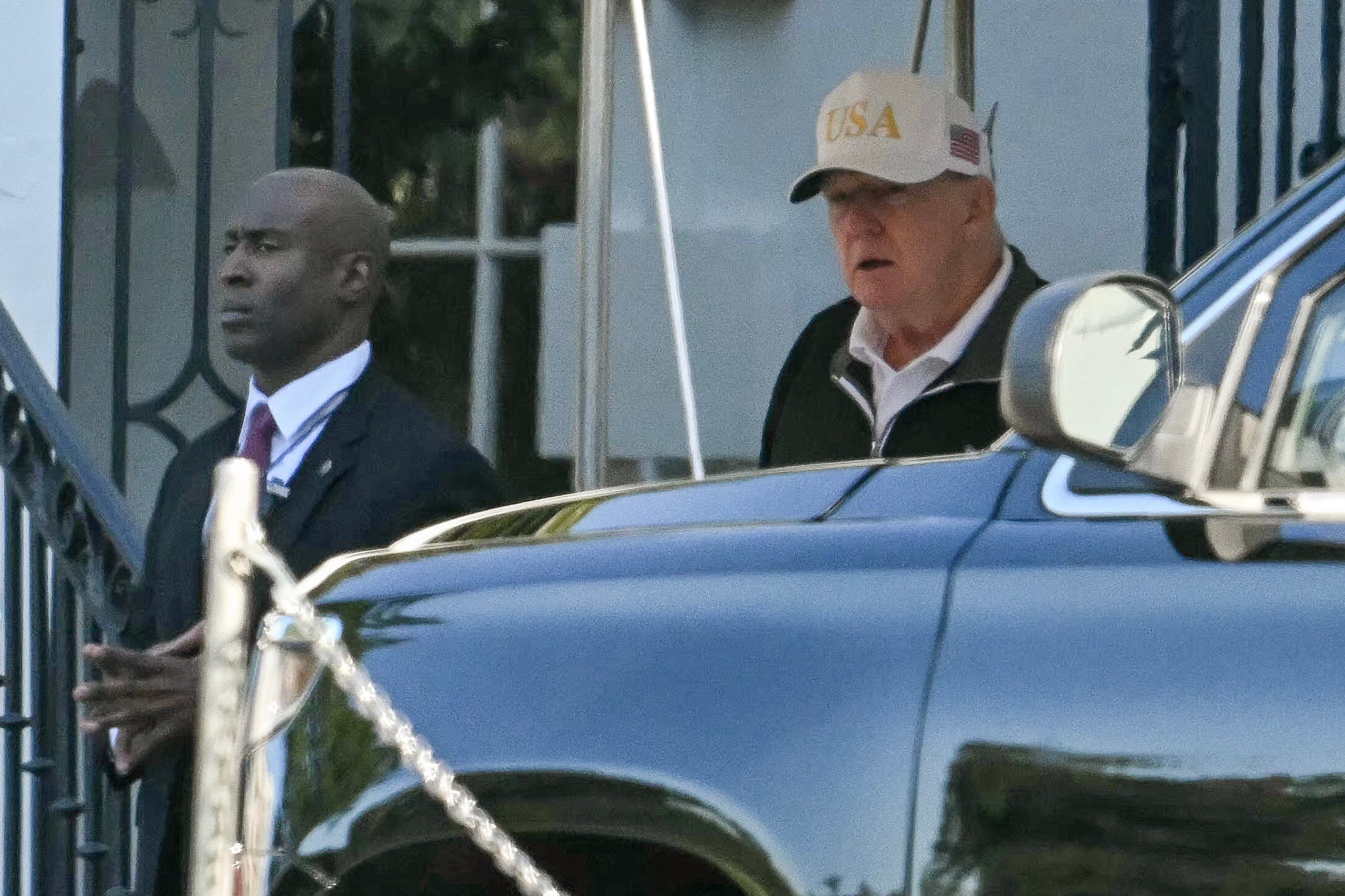 Trump, fotografiado el lunes, ha participado en pocos eventos públicos en la última semana, lo que desató una oleada de especulaciones en las redes sociales
