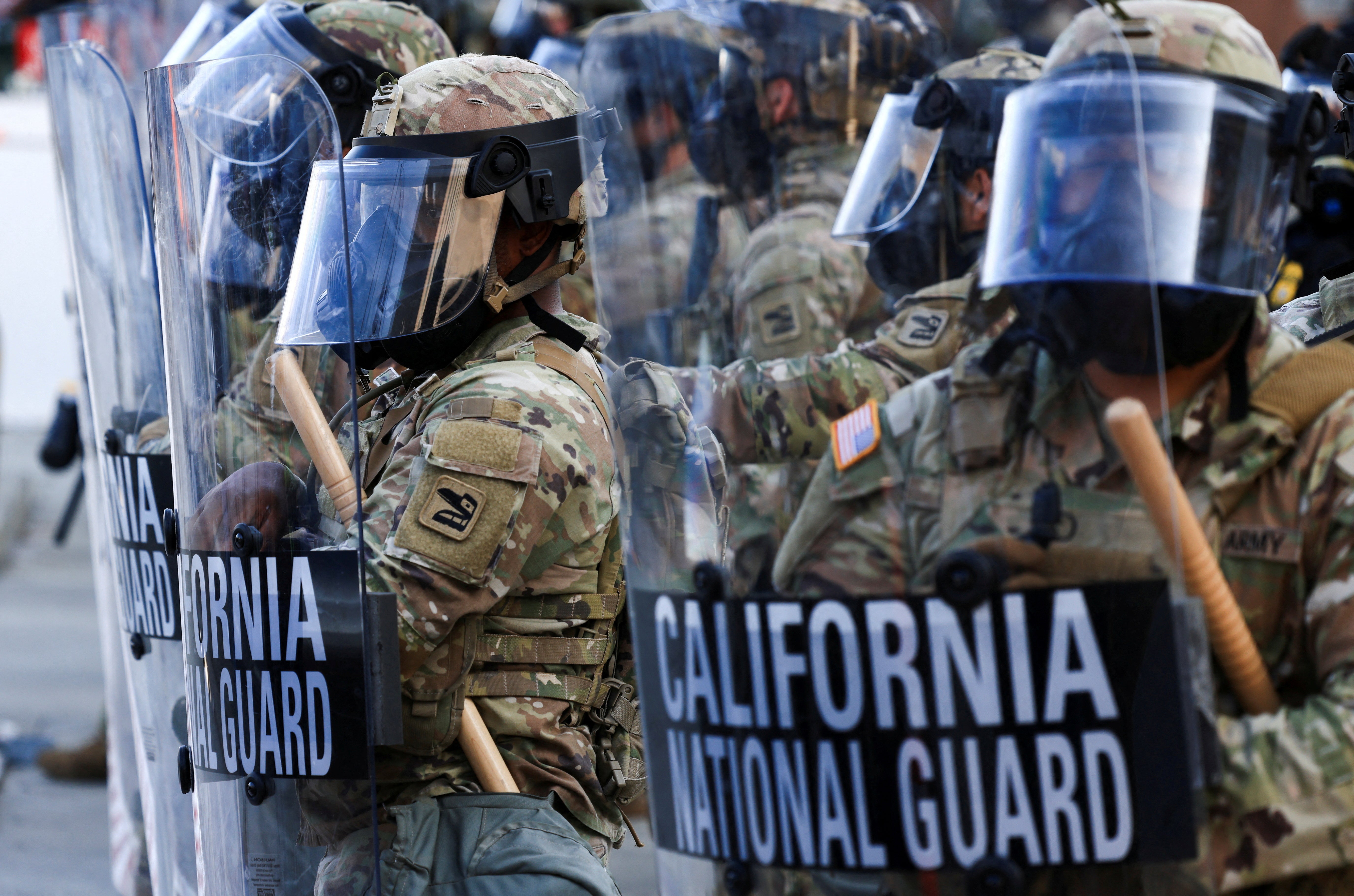 Un juez federal prohibió al gobierno de Trump desplegar a la Guardia Nacional y a cualquier otra fuerza militar en California, tras determinar que el presidente envió ilegalmente tropas al estado en respuesta a las protestas contra las redadas del ICE