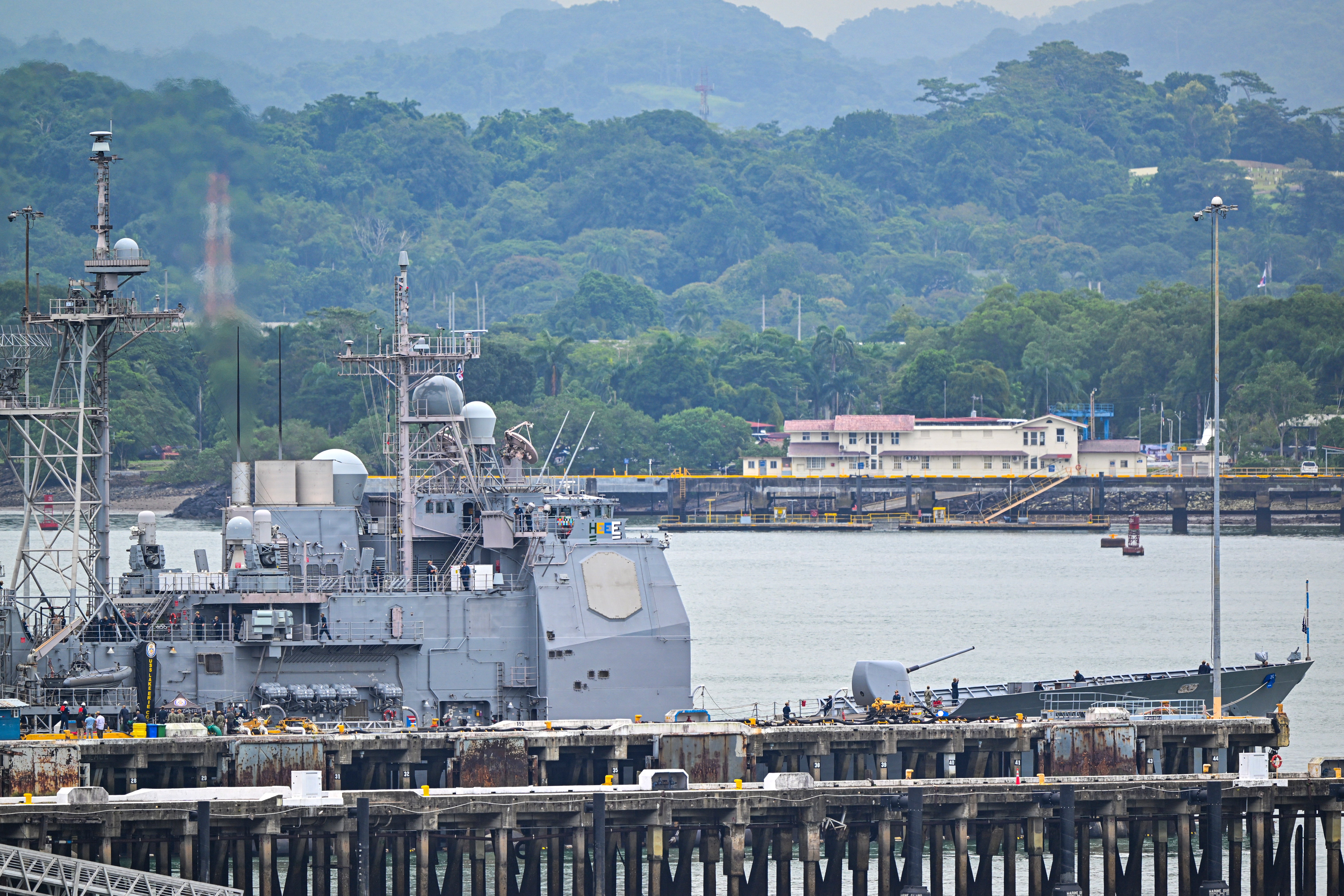 El buque de guerra USS Lake Erie atraca en el Puerto de Balboa en la capital de Panamá