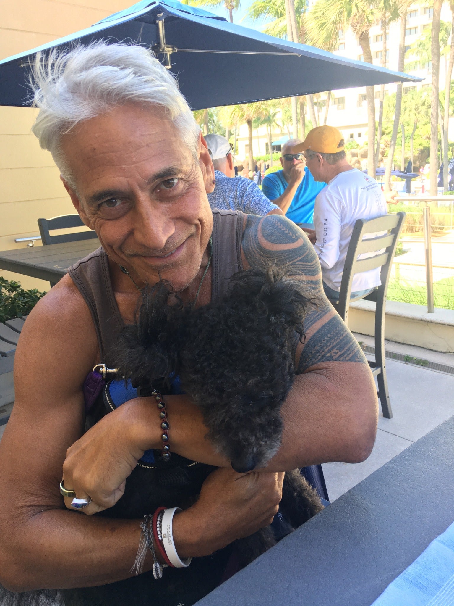 Louganis posa con su perro en una foto compartida junto a su emotivo anuncio en Facebook
