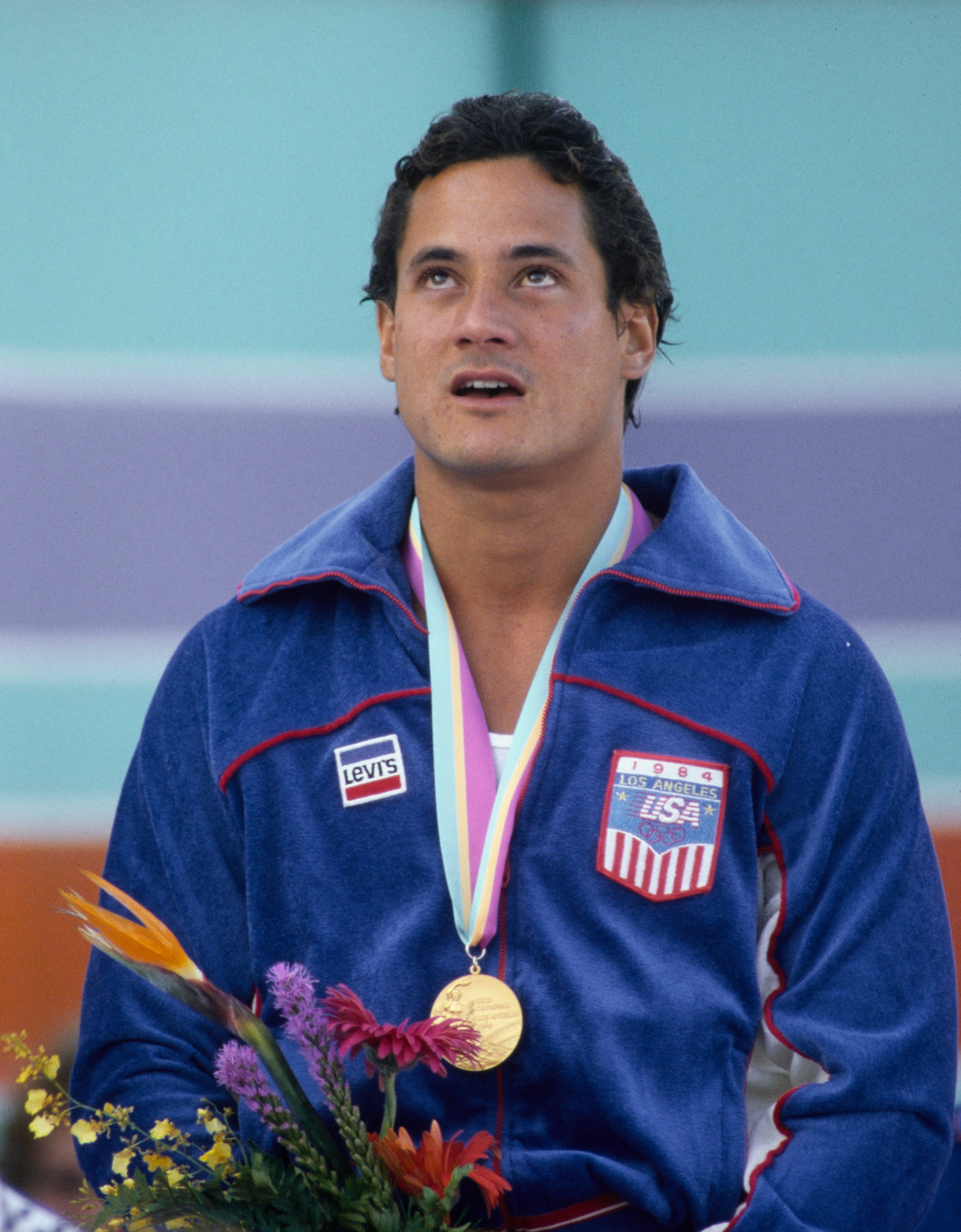 Greg Louganis luce su medalla de oro en los Juegos Olímpicos de 1984 en Los Ángeles, California. La medalla se vendió en julio por 199.301 dólares