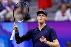 Aficionado del US Open intenta meter la mano en el bolso de Jannik Sinner