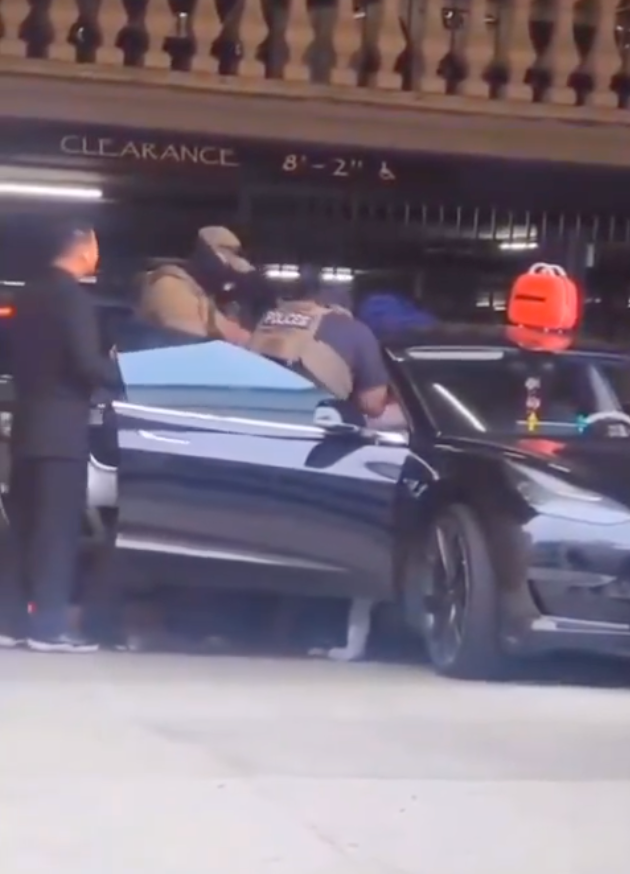 Agentes federales meten la mano en el coche de Tatiana Martínez para detenerla mientras hacía una transmisión en TikTok