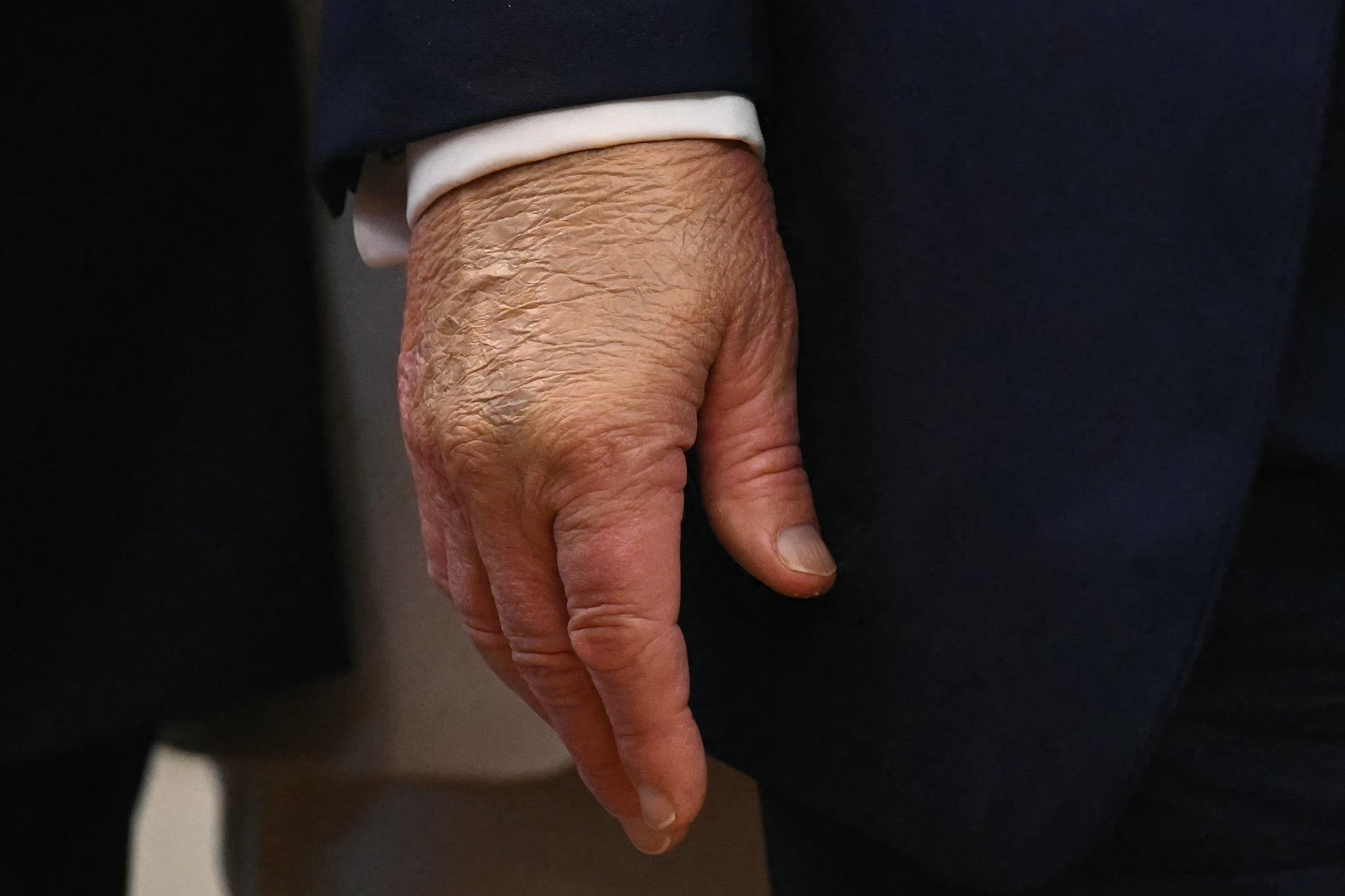 Trump pareció cubrirse la mano con maquillaje durante la rueda de prensa en la que anunció la nueva sede del Comando Espacial