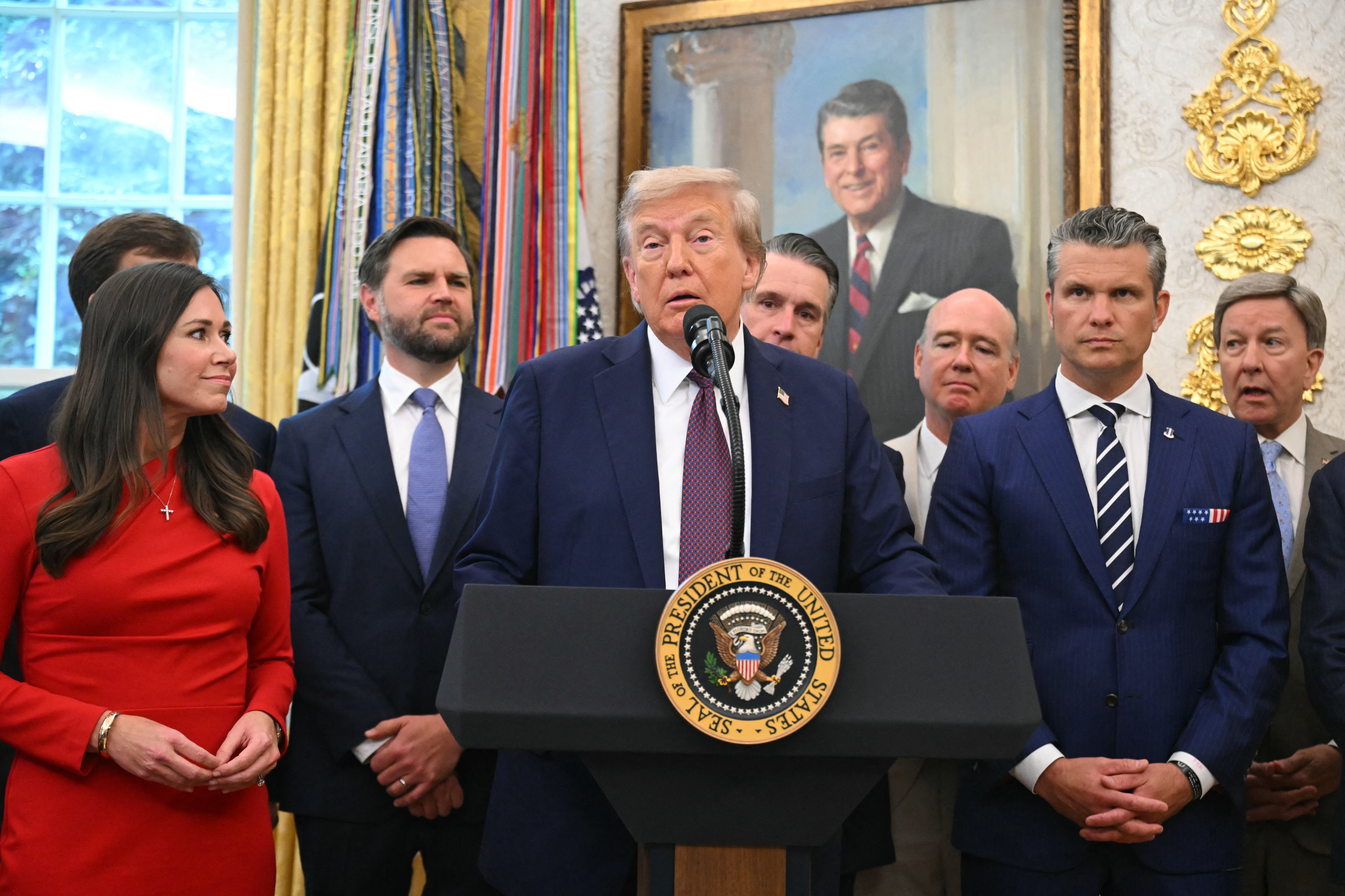 El presidente Donald Trump lució en buen estado de salud durante una conferencia de prensa en la Casa Blanca el martes, después de un fin de semana marcado por especulaciones en línea sobre un posible deterioro físico