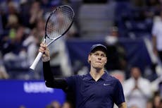 Aficionado intenta abrir maleta de Sinner tras su partido de cuarta ronda en el US Open