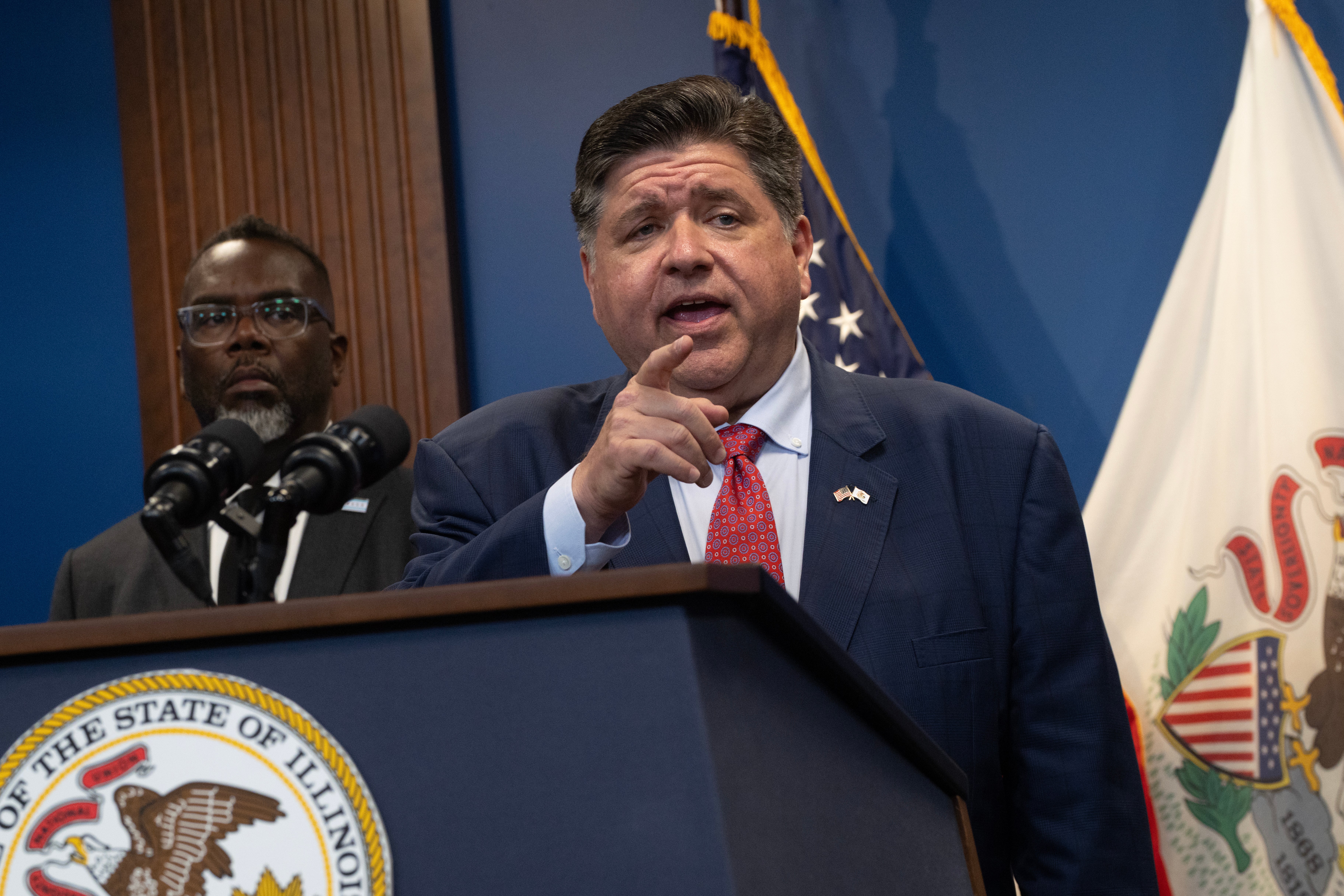 El alcalde de Chicago, Brandon Johnson, y el gobernador de Illinois, J. B. Pritzker, se pronunciaron en contra de la posibilidad de una intervención federal en Chicago