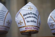 Justicia boliviana condena a un año de cárcel a sacerdotes españoles por encubrir abusos de menores